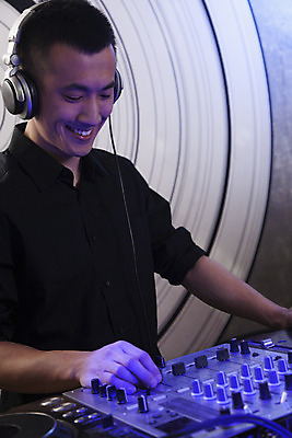 포토 JPG 해외이미지 라이프스타일 행복 음악 셔츠 청소년 짧은머리 갈색머리 기술 실내 한명 서기 미소 상반신 20대 세로 컬러풀 헤드폰 중국 공연 듣기 레코드 야간 DJ 만족 클럽 옷입기 열정 베이징 개성 턴테이블 유흥 시리즈 해외202004 해외포토 자연요소 1 헤어스타일 감정 아시아 컬러 음향기기 상의 모션 문화예술 표정 사람 이벤트 청년 내부 생활 음반 파일형식 이미지허브