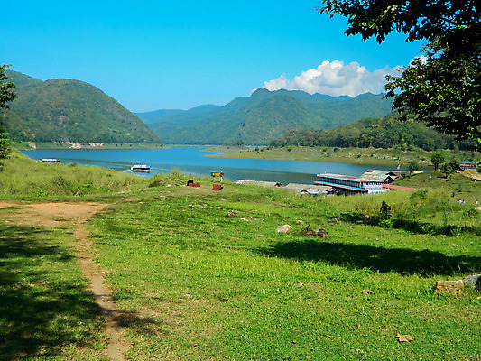 포토 JPG 해외이미지 아시아 여행 태국 자연 하늘 산 풍경 사람없음 초록색 물 여름 강 햇빛 태양 환경 계곡 맑음 바위 보트 숲 위험 속도 산악지대 생태학 절정 해외202004 해외포토 자연요소 계절 교육 나라 컬러 컨셉 배_교통 날씨 돌_바위 생태계 파일형식 이미지허브