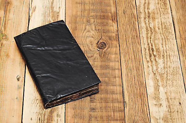 포토 JPG 해외이미지 교육 종교 종이 백그라운드 탁자 날씨 사람 사람없음 목재 책 독서 갈색 검은색 성경 손상 골동품 기도 얼룩 주름 영혼 황폐 문서 복고 법 과거 슛 문학 스크래치 구식 엘리먼트 옛날 회복 해외202004 해외포토 나무 컬러 가구 컨셉 재료 종교용품 파일형식 이미지허브