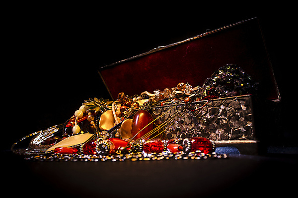 포토 JPG 해외이미지 목걸이 팔찌 선물 사람없음 빛 상자 노란색 유행 금속 검은색 수확 골동품 바위 오픈 재산 황금 고급 은색 컨테이너 보석 가득함 해적 보물 궤 옛날 해외202004 해외포토 산업 컬러 컨셉 농업 장신구 재질 금융 돌_바위 광석 도둑 파일형식 이미지허브