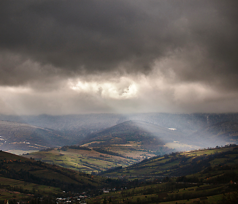 포토 JPG 해외이미지 구름 계절 백그라운드 자연 하늘 산 풍경 사람없음 야외 초록색 여름 파란색 빛 햇빛 얼음 어둠 회색 안개 가을 시골 황무지 11월 언덕 폭풍 흐림 우크라이나 해외202004 해외포토 자연요소 유럽 컬러 날씨 태양 날짜 생태계 파일형식 이미지허브