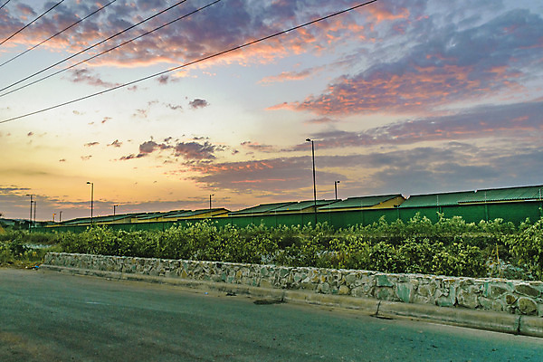포토 JPG 해외이미지 외관 도로 교실 자연 거리 아파트 주택 풍경 사람없음 건물 미국 새벽 중앙 야간 커뮤니티 에콰도르 연립주택 이웃 남쪽 교외 해외202004 해외포토 자연요소 건축물 교육 길 북아메리카 학교 교통시설 남아메리카 방향 생태계 파일형식 이미지허브