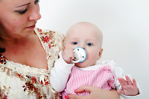 포토 JPG 해외이미지 백인 응시 옷 여자 딸 얼굴 어린이 2 가족 엄마 주택 함께함 실내 건강 사랑 사람 두명 부모 침묵 기쁨 흰색 아기 달콤 작음 노리개젖꼭지 돌봄 천진난만 해외202004 해외포토 서양인 시선 감정 컬러 컨셉 관계 모션 내부 건물 신체부위 소리 아기용품 맛 크기 파일형식 이미지허브