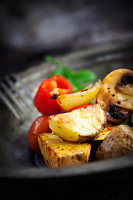 포토 JPG 해외이미지 접시 음식 포크 농업 다이어트 채소 양파 감자 파프리카 건강 마늘 요리 사람없음 목재 초록색 금속 주방 정원 식사 저녁식사 버섯 수확 신선 사발 굽기 먹기 허브 준비 유기농 소금 후추 로즈메리 건강식 내추럴 섞기 숙성 주키니 채식주의자 샬롯 해외202004 해외포토 나무 식물 식기 웰빙 산업 컬러 재료 모션 재질 사기그릇 구이 향신료 채식 파일형식 이미지허브