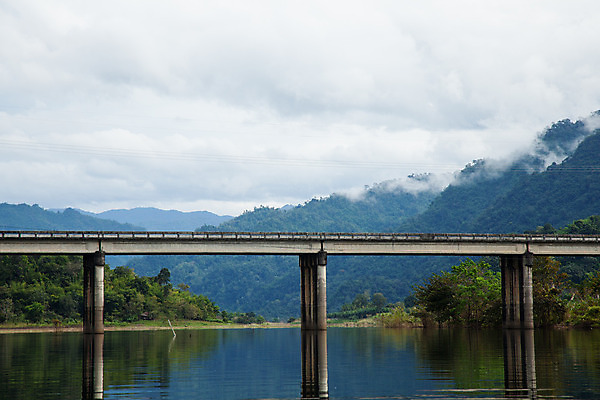 포토 JPG 해외이미지 나무 계절 공원 아시아 도로 길 밧줄 태국 자연 하늘 그림자 풍경 사람없음 야외 건물 목재 옆모습 물 여름 강 봄 산책 흐름 시골 개울 널 숲 연결 아래 장면 일반 넘어짐 옛날 철책 해외202004 해외포토 자연요소 식물 건축물 공공시설 나라 줄 뷰포인트 컨셉 재료 교통시설 모션 휴식 방향 생태계 위치 파일형식 이미지허브