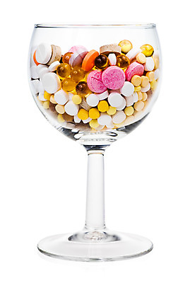 포토 JPG 해외이미지 산업 컨셉 와인잔 유리 건강 병원 사람없음 알약 약 노란색 고통 환자 의사 흰색 칵테일 독약 질병 위험 약국 오브젝트 처방 안심 중독 조제 고립 돌봄 치료제 항생제 많음 해외202004 해외포토 감정 컬러 술잔 의학 모션 재질 주류 육류 의료진 만들기 파일형식 이미지허브