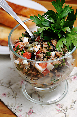 포토 JPG 해외이미지 그릇 접시 음식 조각 토마토 유리 양파 파슬리 건강 사람없음 옆모습 계란 식사 저녁식사 샐러드 고명 양념 보호 자르기 참치 먹기 해산물 큐브 주사위 브런치 점심식사 찌그러짐 과육 다진 당뇨병 배급 개조 해외202004 해외포토 식기 뷰포인트 컨셉 채소 모션 재질 어류 알 질병 파일형식 이미지허브