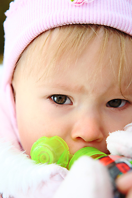 포토 JPG 해외이미지 백인 1 응시 여자 딸 얼굴 음료 어린이 한명 사람 야외 주스 아기 작음 유일 해외202004 해외포토 서양인 시선 가족 신체부위 크기 파일형식 이미지허브