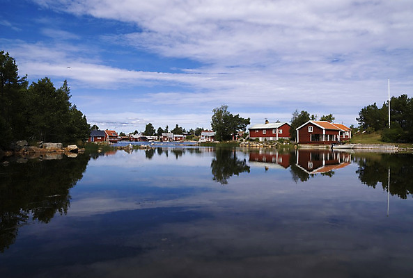 포토 JPG 해외이미지 나무 전통 바다 낚시 주택 스웨덴 사람없음 목재 물 반사 마을 그리기 해외202004 해외포토 자연요소 식물 재료 모션 레저 북유럽 건물 파일형식 이미지허브