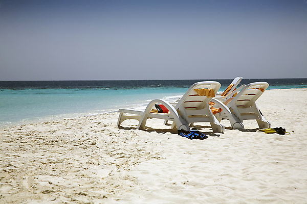 포토 JPG 해외이미지 모래 바다 의자 하늘 휴가 휴식 사람없음 물 여름 수건 햇빛 맑음 흰색 뜨거움 휴게실 버리기 해외202004 해외포토 자연요소 계절 컬러 가구 컨셉 모션 날씨 위생용품 태양 파일형식 이미지허브