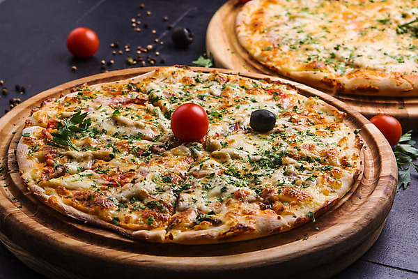 포토 JPG 해외이미지 조각 토마토 고추 양파 치즈 피자 요리 사람없음 식사 저녁식사 이탈리아 신선 소시지 자르기 굽기 허브 올리브 햄 바질 점심식사 모짜렐라치즈 살라미 페퍼로니 핸드메이드 해외202004 해외포토 식물 열매 유럽 채소 모션 유제품 패스트푸드 서양음식 육류 가공식품 구이 파일형식 이미지허브