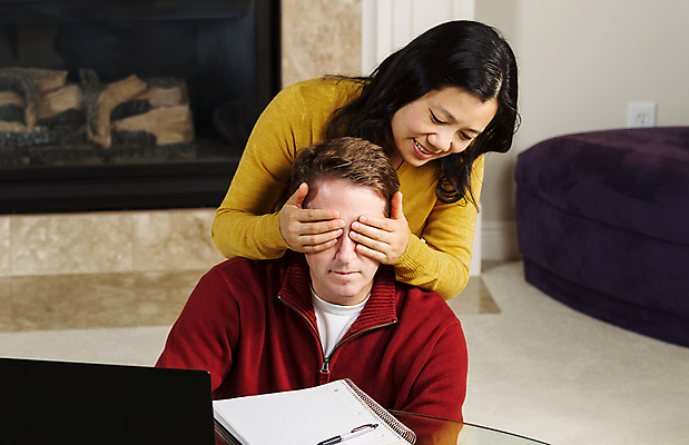 포토 JPG 해외이미지 백인 남자 얼굴 중년 50대 생각 인터넷 비즈니스 노동자 주택 실내 사람 동양인 두명 노트북 컴퓨터 중국 업무 작업 비밀 섞기 해외202004 해외포토 서양인 직업 아시아 컨셉 인종 성인 내부 건물 신체부위 전자제품 파일형식 이미지허브