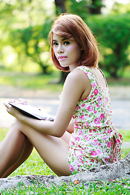 포토 JPG 해외이미지 백인 라이프스타일 긴머리 계절 공원 여자 행복 신발 청소년 자연 휴식 갈색머리 한명 사람 앉기 20대 성인 야외 아웃포커스 책 여름 독서 태양 봄 복지 해외202004 해외포토 자연요소 서양인 1 헤어스타일 공공시설 감정 컨셉 모션 촬영기법 청년 생활 사회이슈 생태계 파일형식 이미지허브