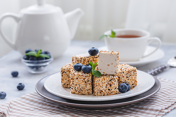 포토 JPG 해외이미지 음식 조각 부분 디저트 사탕 종류 요리 사람없음 갈색 케이크 식당 초콜릿 어둠 카페 기쁨 거울 빵집 흰색 바 달콤 자르기 크림 질감 라임 레시피 코코아 프랑스어 러시아인 무스 바닐라 페스츄리 핸드메이드 억울 막 해외202004 해외포토 서양인 문자 감정 음료 빵 컬러 과일 모션 상점 맛 파일형식 이미지허브