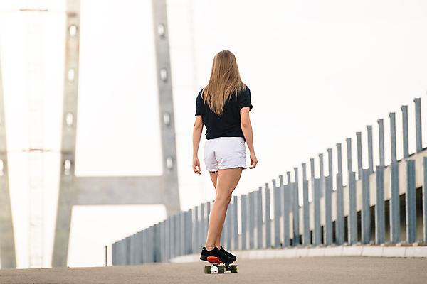포토 JPG 해외이미지 주간 전신 여자 이동 한명 서기 성인 야외 스케이트보드 승차 스케이터 가교 성인여자한명만 해외202004 해외포토 자연요소 1 건축물 컨셉 모션 운동선수 사람 보드_스포츠 여자한명만 성인여자만 파일형식 이미지허브