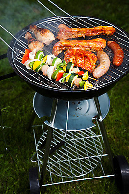 포토 JPG 해외이미지 주간 육류 요리 사람없음 야외 여름 파티 정원 꼬치 연기 그릴 바비큐 굽기 꼬치구이 소시지구이 해외202004 해외포토 자연요소 계절 음식 식재료 주방용품 이벤트 소시지 구이 파일형식 이미지허브