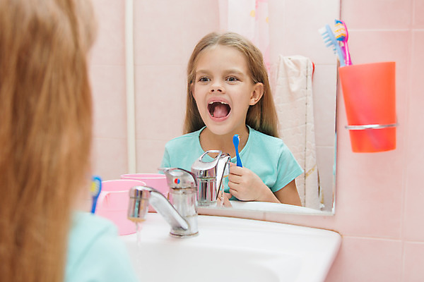 포토 JPG 해외이미지 손 응시 유럽 얼굴 어린이 아침 건강 치과 요리 한명 미소 물 반사 기쁨 거울 젖음 우유 욕실 잡기 붓 잠 오픈 입 치아 씻기 청소 언덕 싱크대 비누 순서 돌봄 위생관리 의료성형뷰티 해외202004 해외포토 주간 자연요소 1 시선 감정 나라 모션 유제품 표정 병원 관리 사람 신체부위 위생용품 청결 소화기관 개수대 파일형식 이미지허브