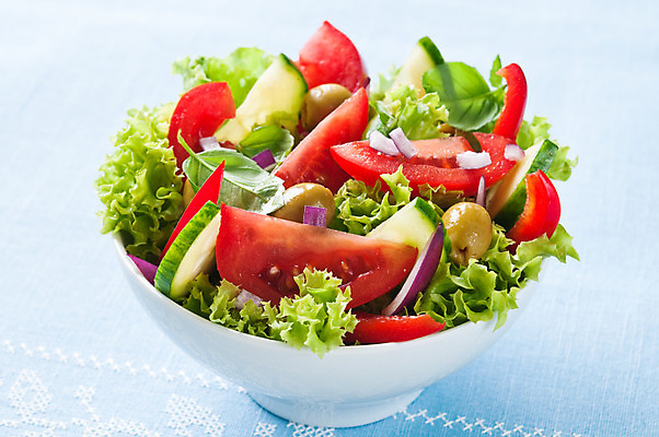 포토 JPG 해외이미지 음식 잎 다이어트 토마토 채소 재료 양파 오이 건강 요리 사람없음 가로 빨간색 초록색 파란색 노란색 식사 저녁식사 봄 샐러드 식탁보 흰색 신선 사발 상추 허브 올리브 날것 후추 바질 점심식사 적양파 채식주의자 해외202004 해외포토 식물 계절 열매 컬러 사기그릇 향신료 채식 파일형식 이미지허브