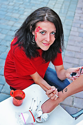 포토 JPG 해외이미지 백인 여자 신체 휴식 창조 미술 한명 서기 미소 사람 성인 컵 빨간색 페인트 붓 그리기 파마 막대기 그림 시력 예술가 시트 섬광 양발 지원 해외202004 해외포토 서양인 1 헤어스타일 식기 컬러 컨셉 모션 문화예술 표정 파일형식 이미지허브