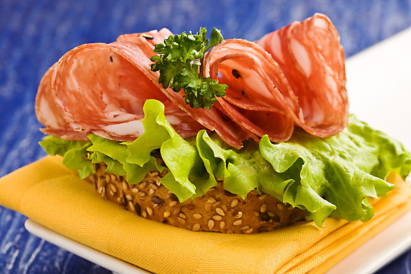 포토 JPG 해외이미지 접시 빵 파슬리 샌드위치 옥수수 사람없음 식사 최고 소시지 먹기 냅킨 살라미 해외202004 해외포토 식기 음식 채소 모션 곡류 가공식품 파일형식 이미지허브