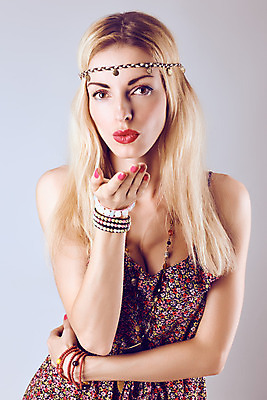 포토 JPG 해외이미지 백인 행복 꽃무늬 장난 장신구 휴식 키스 한명 사람 금발 긍정 여름옷 전송 특별함 히피 스타일 카피스페이스 해외202004 해외포토 서양인 1 헤어스타일 옷 꽃 감정 컨셉 무늬 공백 애정표현 파일형식 여름_계절 이미지허브