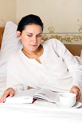 포토 JPG 해외이미지 백인 1 학생 응시 여자 교육 얼굴 백그라운드 베개 아침 휴식 주택 실내 한명 사람 성인 내부 책 컵 반사 침실 방 덮개 흰색 침대 잡기 컵받침 문학 내추럴 거짓말 해외202004 해외포토 주간 서양인 식기 시선 컬러 가구 컨셉 침구 모션 건물 신체부위 뚜껑 받침대 파일형식 이미지허브