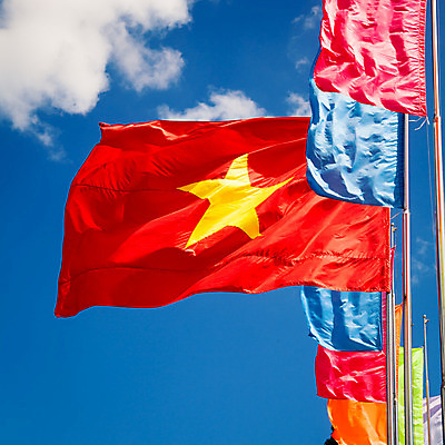 포토 JPG 해외이미지 배너 물결 하늘 날리기 사람없음 야외 햇빛 깃발 난로 심볼 오브젝트 베트남 깃대 봉 애국심 전국 해외202004 해외포토 모션 태양 동남아시아 난방기 파일형식 이미지허브