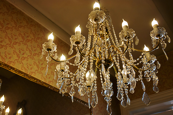 포토 JPG 해외이미지 조명 실내 사람없음 화려 고급 우아함 크리스탈 천장 샹들리에 해외202004 해외포토 컨셉 내부 광석 파일형식 이미지허브