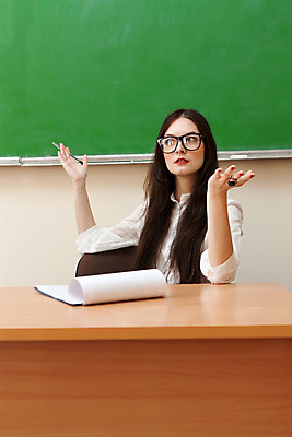 포토 JPG 해외이미지 백인 직업 학생 여자 교육 과학 교실 학교 대화 한명 사람 성인 초록색 스터디 강사 교사 교수 칠판 기록 발표 가르침 그룹 강의 그림 대학교 공식 개발 물리학 세미나 지능 해외202004 해외포토 서양인 1 컬러 말하기 학습 물리 파일형식 이미지허브
