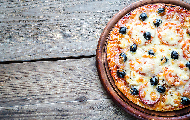 포토 JPG 해외이미지 토마토 치즈 피자 파슬리 요리 사람없음 갈색 검은색 저녁식사 이탈리아 직물 소시지 칼 굽기 허브 올리브 햄 브런치 토핑 점심식사 모짜렐라치즈 살라미 핸드메이드 해외202004 해외포토 식물 열매 유럽 컬러 채소 유제품 패스트푸드 서양음식 육류 식사 가공식품 구이 파일형식 이미지허브