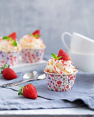 포토 JPG 해외이미지 아이콘 접시 열매 음식 조각 과일 딸기 불꽃 디저트 사람없음 빨간색 갈색 파티 케이크 얼음 빵집 흰색 축하 신선 생일 달콤 컵케이크 굽기 수집 크림 오브젝트 브런치 머핀 토핑 바닐라 반투명 숙성 페스츄리 해로움 핸드메이드 프로스팅 해외202004 해외포토 자연요소 식물 식기 기념일 빵 컬러 컨셉 불 이벤트 상점 식사 맛 구이 제빵 파일형식 이미지허브