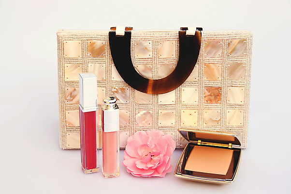 포토 JPG 해외이미지 여자 분홍색 2 장신구 사람없음 장미 파티 유행 화장품 립스틱 핸드백 수확 지갑 황금 60대 가루 입술 복고 립글로스 광택 스타일 해외202004 해외포토 노년 꽃 컬러 농업 가방 사람 이벤트 신체부위 뷰티 파일형식 이미지허브