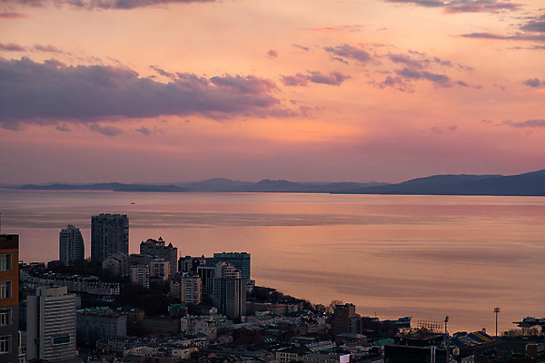 포토 JPG 해외이미지 구름 산업 파도 바다 섬 여행 백그라운드 오렌지 건축양식 하늘 새로움 주택 뿔 파노라마 풍경 사람없음 야외 건물 물 여름 파란색 빛 도시풍경 환경 탑 일몰 도시 만 센터 황금 정상 러시아 지역 포트 타운 멀리 동쪽 스카이라인 러시아인 해외202004 해외포토 자연요소 서양인 건축물 계절 건축 유럽 컬러 컨셉 과일 촬영기법 노을 방향 파일형식 이미지허브