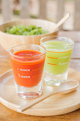 포토 JPG 해외이미지 음료 음식 컨셉 다이어트 토마토 채소 과일 유리 건강 사람없음 목재 빨간색 초록색 식사 주스 봄 에너지 신선 칵테일 달콤 혼합 상쾌 유기농 날것 칼로리 닦기 숙성 채식주의자 디톡스 해외202004 해외포토 나무 웰빙 계절 감정 컬러 재료 모션 재질 주류 맛 채식 파일형식 이미지허브