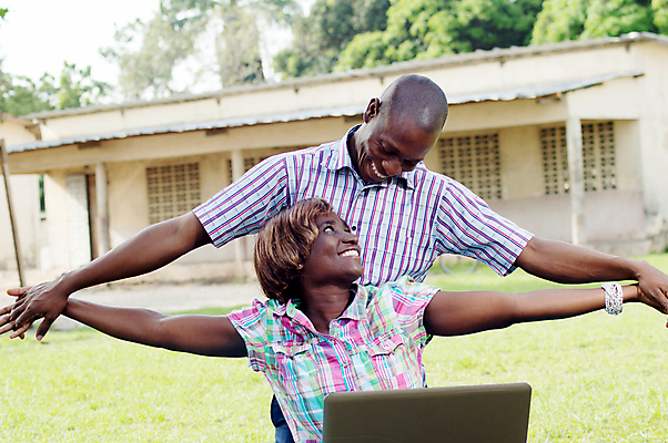포토 JPG 해외이미지 커플 응시 행복 미소 웃음 사람 앉기 두명 노트북 해외202004 해외포토 시선 감정 관계 모션 표정 전자제품 파일형식 이미지허브