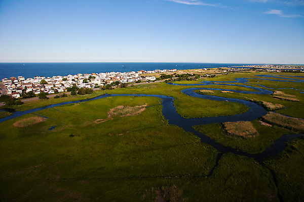 포토 JPG 해외이미지 나무 외관 유럽 길 자연 설계 거리 주택 안테나 풍경 사람없음 야외 초록색 물 강 햇빛 시골 재산 땅 지역 타운 개발 교외 넘어짐 진짜 해외202004 해외포토 자연요소 식물 나라 컬러 컨셉 통신 모션 건물 금융 태양 도시 생태계 파일형식 이미지허브