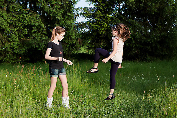포토 JPG 해외이미지 라이프스타일 웰빙 공원 여자 꽃 행복 밭 자연 하늘 휴식 건강 미소 사람 야외 두명 초록색 여름 운동 정원 점프 화목 봄 기쁨 자유 춤 신선 내추럴 무료 해외202004 해외포토 식물 계절 공공시설 감정 컬러 컨셉 농업 모션 문화예술 표정 생활 생태계 파일형식 이미지허브