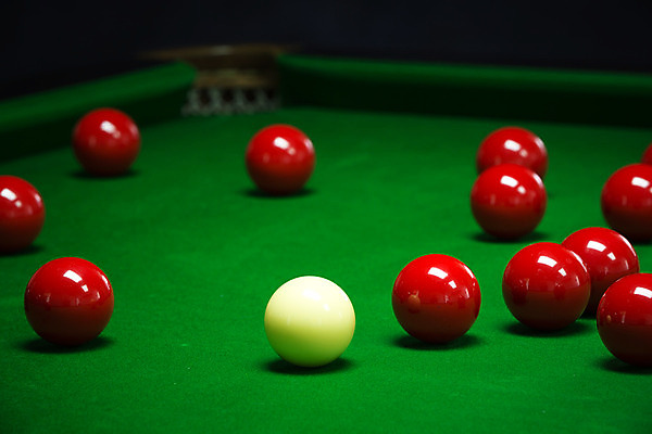 포토 JPG 해외이미지 스포츠 분홍색 백그라운드 공 놀이 탁자 프레임 실내 취미 사람없음 빨간색 초록색 파란색 빛 세트 컬러풀 반사 갈색 노란색 검은색 경쟁 장비 게임 흰색 그룹 당구 클럽 신호 단절 여의주 해외202004 해외포토 컬러 가구 컨셉 내부 구기 파일형식 이미지허브