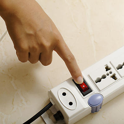 포토 JPG 해외이미지 손 실내 신체부위 누름 콘센트 멀티탭 해외202004 해외포토 모션 사람 내부 파일형식 이미지허브