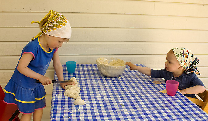 포토 JPG 해외이미지 어린이 유리 놀이 소녀 두명 주방 잡기 칼 위험 작음 자르기 사건 굽기 호기심 반죽 날카로움 무거움 걸음마 해외202004 해외포토 여자 감정 컨셉 모션 재질 사람 무게 크기 구이 파일형식 이미지허브