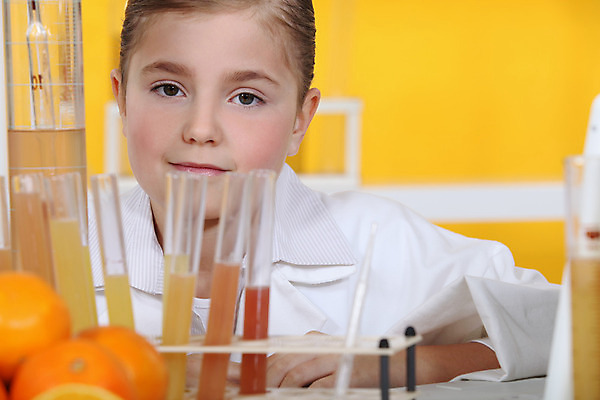 포토 JPG 해외이미지 백인 학생 교육 안경 어린이 과학 오렌지 교실 학교 귤 실험 한명 안전 풍경 스터디 주스 시험 흰색 실험실 과학자 생물학 성적 유리그릇 튜브 신맛 신발장 해외202004 해외포토 서양인 직업 1 그릇 잡화 음료 컬러 과일 유리 사람 학습 맛 학자 파일형식 이미지허브