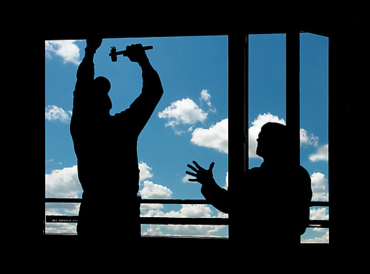 포토 JPG 해외이미지 구름 남자 가사 창문 노동자 주택 실내 사람 성인 사람없음 내부 치료 파란색 방 공구 업무 수리 천장 고정 계약자 복원 설치 재주꾼 해외202004 해외포토 자연요소 직업 컬러 의학 건물 도구 작업 계약 파일형식 이미지허브