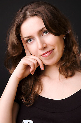 포토 JPG 해외이미지 백인 모델 여자 얼굴 포즈 백그라운드 한명 사람 성인 유행 검은색 화려 피부 입술 노려봄 해외202004 해외포토 서양인 1 컬러 컨셉 표정 신체부위 파일형식 이미지허브