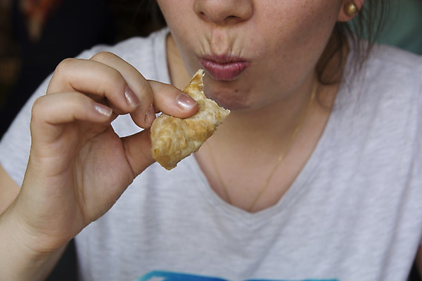 포토 JPG 해외이미지 전통 손가락 양파 관리 육류 사람없음 튀김 관찰 못 먹기 배고픔 향신료 입술 반죽 지역 패티 토막 해외202004 튀르키예 해외포토 손 아시아 음식 채소 식재료 모션 신체부위 공구 향미료 파일형식 이미지허브