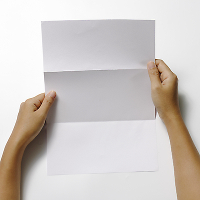 포토 JPG 해외이미지 손 종이 실내 들기 신체부위 잡기 접기 해외202004 해외포토 모션 사람 내부 파일형식 이미지허브