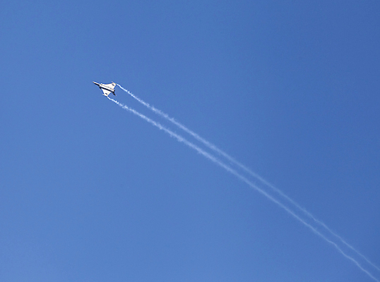 포토 JPG 해외이미지 주간 구름 하늘 비행기 사람없음 야외 파란색 연기 제트기 에어쇼 비행운 해외202004 해외포토 자연요소 컬러 항공교통 대중교통 쇼 파일형식 구름_자연 이미지허브