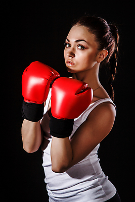포토 JPG 해외이미지 백인 모델 라이프스타일 여자 유럽 스포츠 장갑 백그라운드 갈색머리 건강 한명 성인 빨간색 상자 갈색 검은색 어둠 힘 블록 흰색 보호 위험 위협 싸움 스트라이크 엮은 운동가 킥복싱 해외202004 해외포토 서양인 1 헤어스타일 잡화 나라 컬러 컨셉 모션 사람 생활 권투 파일형식 이미지허브