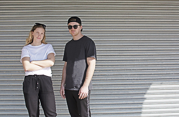 포토 JPG 해외이미지 백인 라이프스타일 커플 여자 남자 행복 산업 벽 포즈 백그라운드 컨셉 2 신체 관계 함께함 건강 서기 미소 사람 성인 두명 운동복 금속 검은색 흰색 연습 질감 트레이너 내추럴 그런지 철강 해외202004 해외포토 서양인 옷 감정 컬러 모션 재질 표정 생활 헬스 파일형식 이미지허브