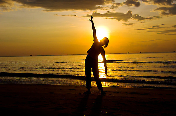 포토 JPG 해외이미지 라이프스타일 여자 실루엣 모래 파도 바다 백그라운드 신체 요가 휴식 건강 사람 성인 사람없음 야외 빛 운동 햇빛 태양 일출 힘 일몰 자유 명상 해외202004 해외포토 자연요소 웰빙 컨셉 촬영기법 생활 노을 파일형식 이미지허브