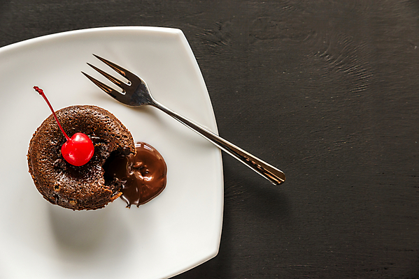 포토 JPG 해외이미지 접시 포크 검은배경 실내 사람없음 하이앵글 초콜릿 흐름 체리 달콤 해외202004 퐁당오쇼콜라 해외포토 식기 뷰포인트 백그라운드 컨셉 과일 디저트 내부 검은색 맛 파일형식 이미지허브